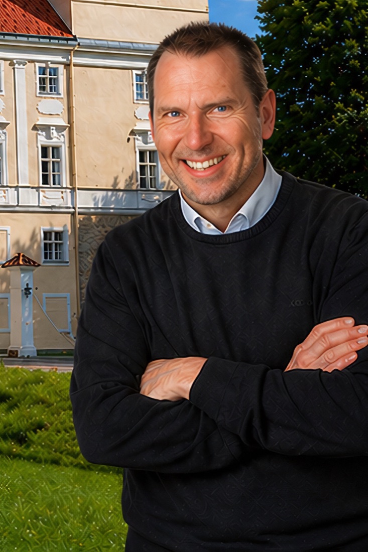 Hermann Forster vor dem Schloss Wolkersdorf